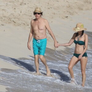 Sir Paul McCartney et sa femme Nancy Shevell sur une plage à St Barthelemy, le 27 décembre 2015