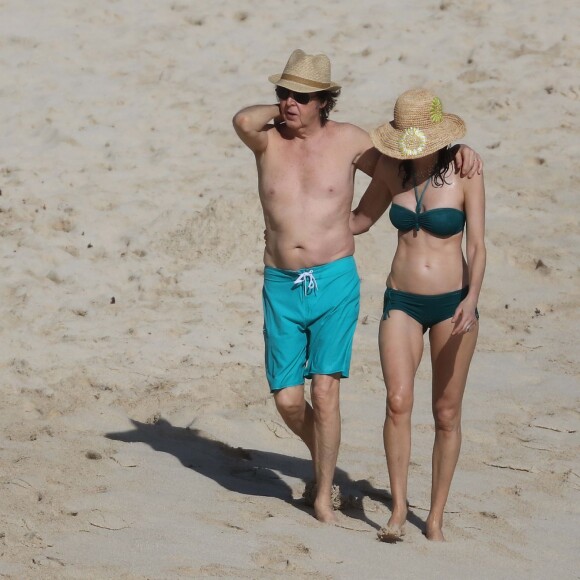 Sir Paul McCartney et sa femme Nancy Shevell sur une plage à St Barthelemy, le 27 décembre 2015