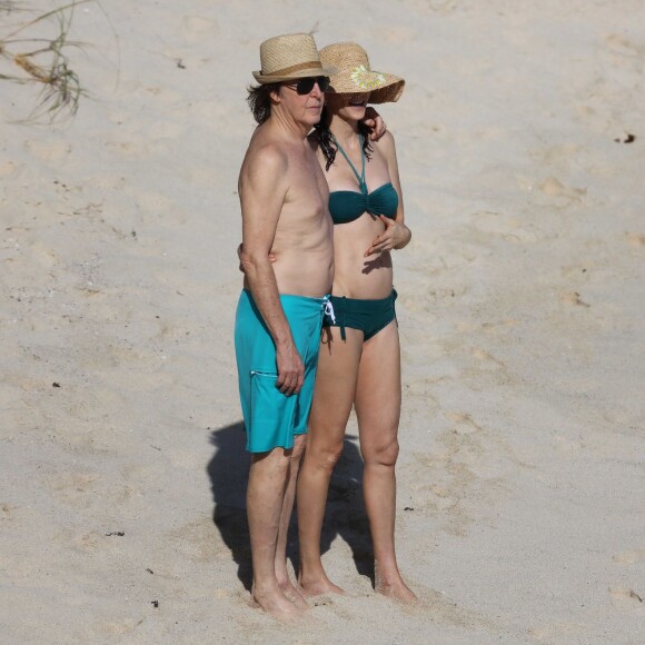 Sir Paul McCartney et sa femme Nancy Shevell sur une plage à St Barthelemy, le 27 décembre 2015