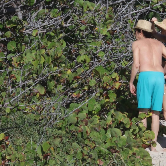 Sir Paul McCartney et sa femme Nancy Shevell sur une plage à St Barthelemy, le 27 décembre 2015