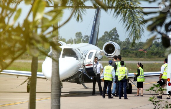 Exclusif - Angelina Jolie prend avec ses enfants Zahara, Shiloh, Pax et Maddox un avion à l'aéroport de Siem Reap, le 11 décembre 2015.
