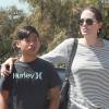 Exclusif - Angelina Jolie fait du shopping au magasin Toy'R'Us avec ses enfants Shiloh et Pax à Glendale, le 10 juillet 2015.