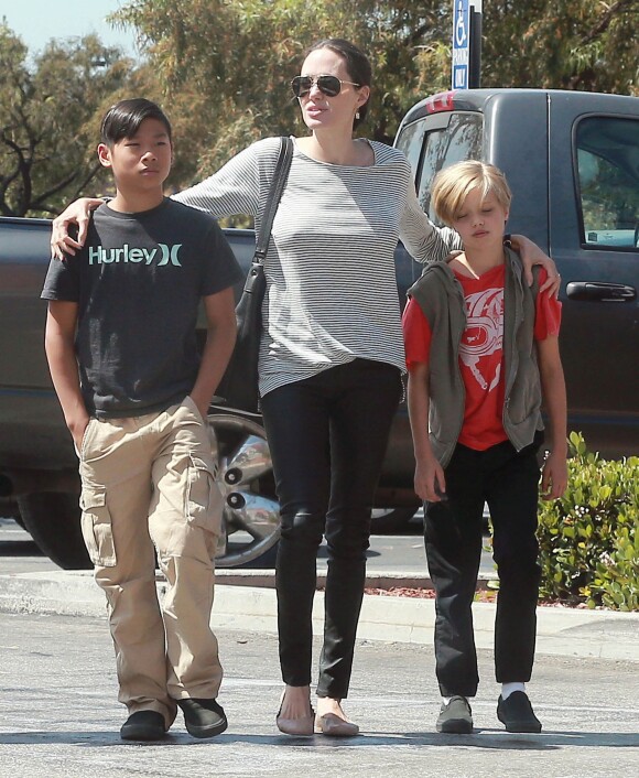 Exclusif - Angelina Jolie fait du shopping au magasin Toy'R'Us avec ses enfants Shiloh et Pax à Glendale, le 10 juillet 2015.