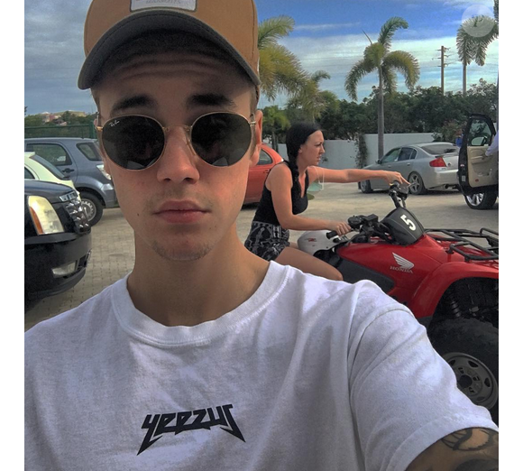 Justin Bieber en vacances avec Hailey Baldwin et son petit frère Jaxon. Il porte un Tee-shirt Yeezus, la marque de Kanye West / photo postée sur Instagram, le 29 décembre 2015.