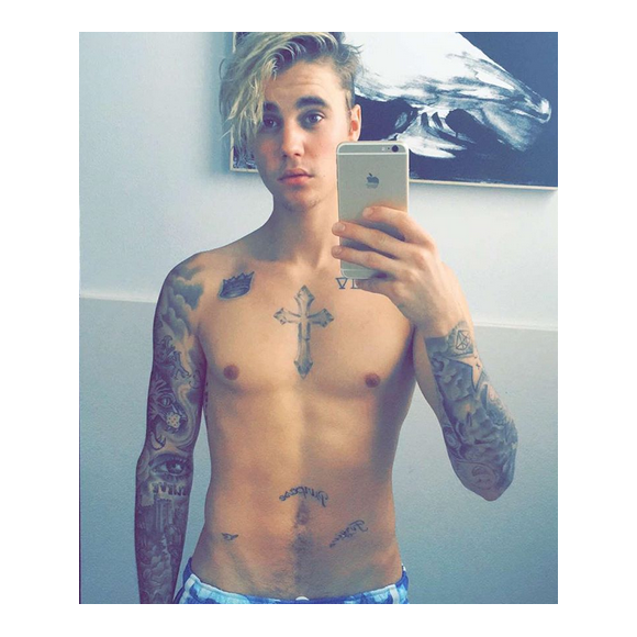 Justin Bieber torse nu lors de ses vacances avec Hailey Baldwin / photo postée sur Instagram, le 29 décembre 2015.