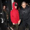 Justin Bieber quitte le Club "Nice Guy" de West Hollywood, souriant avec un sweat rouge à capuche le 15 décembre 2015