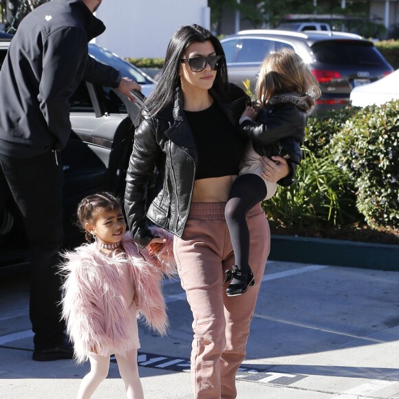 Kourtney Kardashian accompagne sa fille Penelope Disick et sa nièce North West à leur cours de danse à Woodland Hills, le 16 décembre 2015.