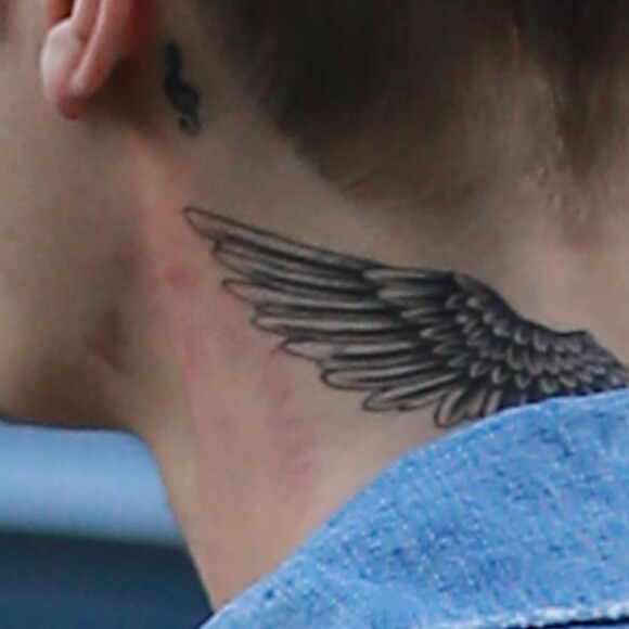 Le chanteur Justin Bieber s'est fait tatouer des ailes sur sa nuque à Los Angeles le 11 décembre 2015.