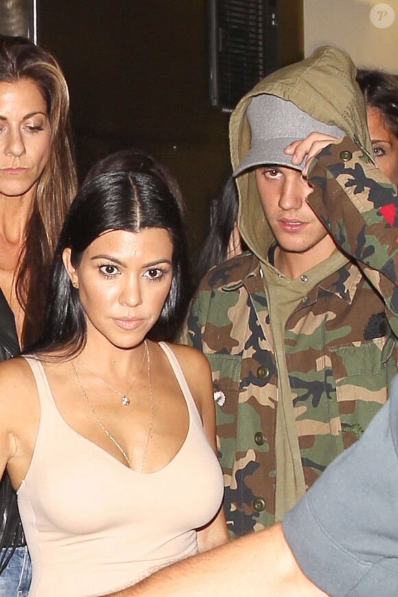 Kourtney Kardashian et Justin Bieber à la sortie de The Nice Guy, Los Angeles, le 9 octobre 2015.
