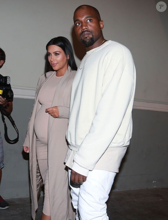 Kim Kardashian enceinte fête son anniversaire avec Kanye West et sa famille au théâtre de Cinepolis à Thousand Oaks, le 21 octobre 2015