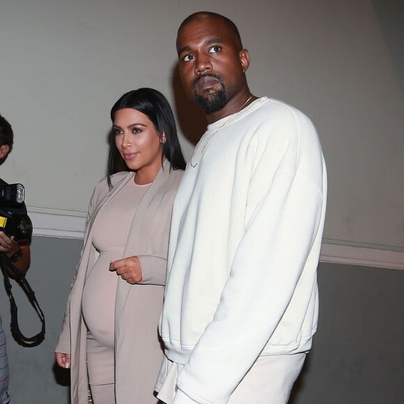 Kim Kardashian enceinte fête son anniversaire avec Kanye West et sa famille au théâtre de Cinepolis à Thousand Oaks, le 21 octobre 2015