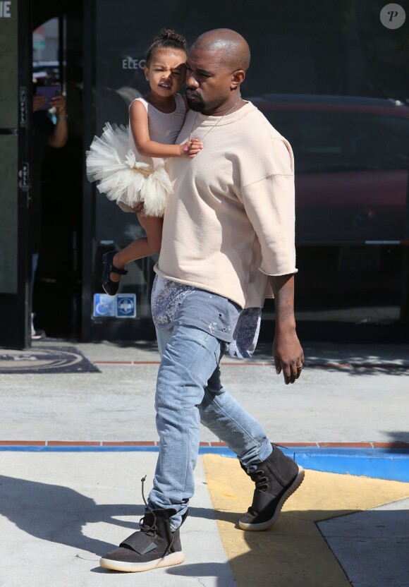 Kanye West et sa fille North à Woodland Hills, le 7 octobre 2015