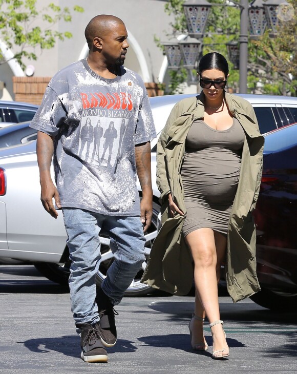 Kim Kardashian enceinte et son mari Kanye West se rendent au cinéma à Thousand Oaks, le 7 octobre 2015