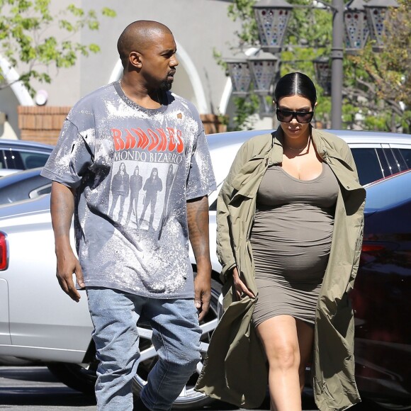 Kim Kardashian enceinte et son mari Kanye West se rendent au cinéma à Thousand Oaks, le 7 octobre 2015