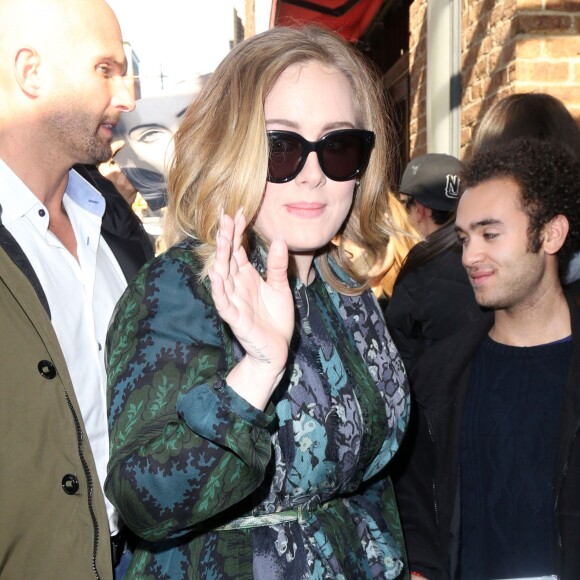 La chanteuse Adele rencontre ses fans dans la rue à New York, le 25 novembre 2015.