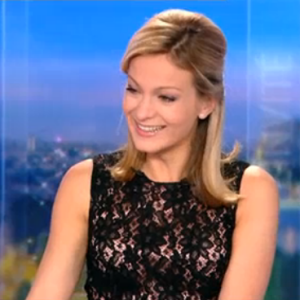 Audrey Crespo-Mara, amusée par Jeff Panacloc et Jean-Marc, invités du JT de 20 Heures sur TF1, le vendredi 1er janvier 2016.