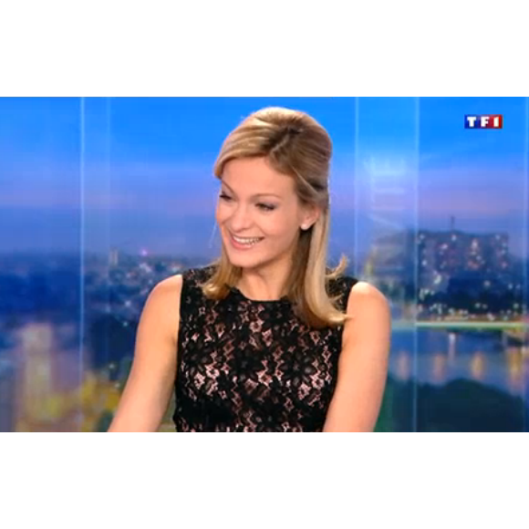 Audrey Crespo-Mara, amusée par Jeff Panacloc et Jean-Marc, invités du JT de 20 Heures sur TF1, le vendredi 1er janvier 2016.