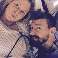 Aurélie Van Daelen, enceinte : Selfie avec son chéri en salle d'accouchement !