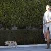 Exclusif - Chrissy Teigen, enceinte, promène son bulldog Pippa à Palm Springs, le 2 janvier 2016.