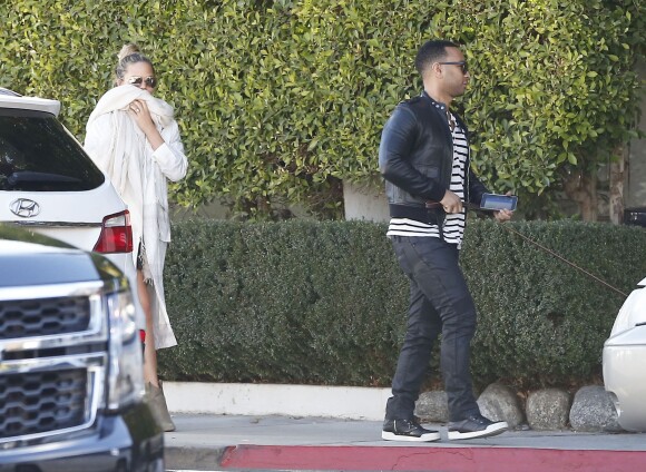 Exclusif - Chrissy Teigen, enceinte et son mari John Legend à Palm Springs. Le 2 janvier 2016.