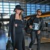 Chrissy Teigen enceinte et son mari John Legend arrivent à l'aéroport de LAX à Los Angeles pour prendre l'avion, le 25 décembre 2015.