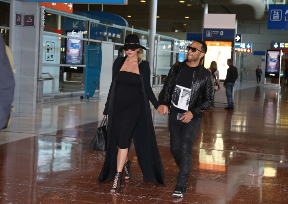 Exclusif - John Legend et sa femme Chrissy Teigen enceinte arrivent à l'aéroport de Roissy-Charles-de-Gaulle. Roissy, le 26 décembre 2015.