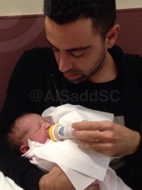 Xavi avec sa fille Asia, née le 3 janvier 2016 à Doha (Qatar).