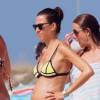 Le footballeur espagnol Xavi et sa femme Nuria Cunillera en vacances à Ibiza en Espagne le 18 juillet 2015.