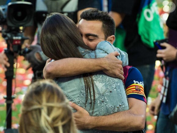 Xavi Hernandez et sa femme Nuria pour ses adieux au Barça le 23 mai 2015 au Camp Nou. 