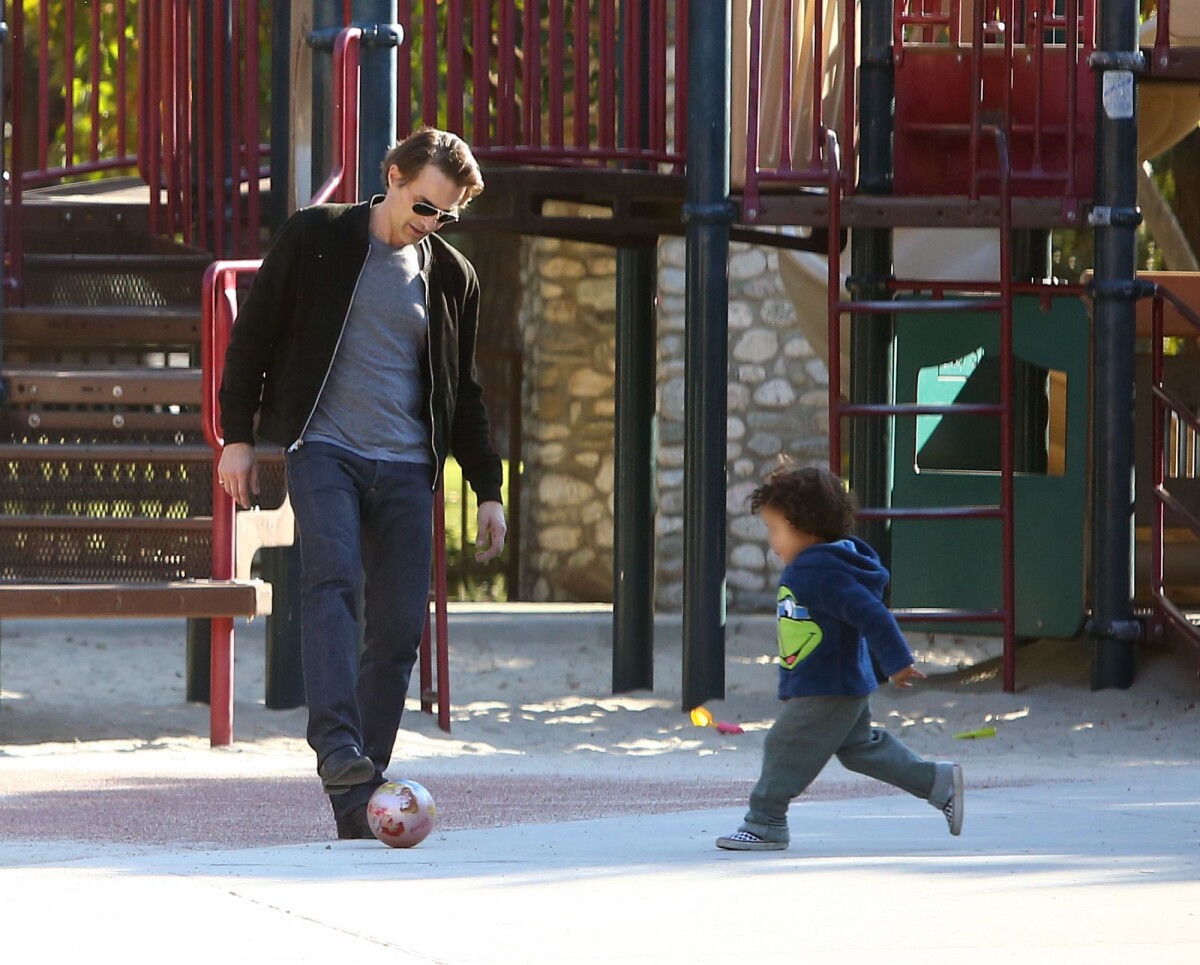 Photo Olivier Martinez avec son fils Maceo Martinez dans un parc à Los Angeles, le 31 décembre