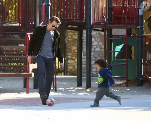 Olivier Martinez avec son fils Maceo Martinez dans un parc à Los Angeles, le 31 décembre 2015.