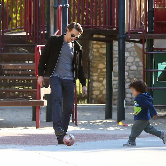 Olivier Martinez avec son fils Maceo Martinez dans un parc à Los Angeles, le 31 décembre 2015.