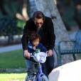 Olivier Martinez avec son fils Maceo sur un vélo dans un parc à Los Angeles, le 31 décembre 2015.