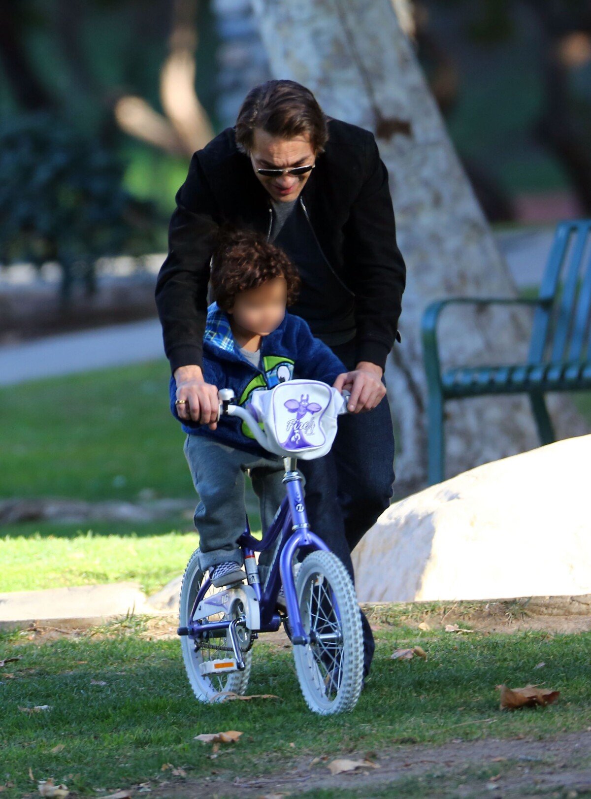 Photo Olivier Martinez avec son fils Maceo sur un vélo dans un parc à Los Angeles, le 31