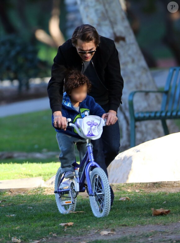 Olivier Martinez avec son fils Maceo sur un vélo dans un parc à Los Angeles, le 31 décembre 2015.