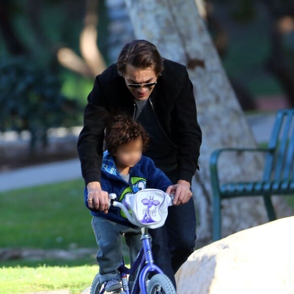 Olivier Martinez avec son fils Maceo sur un vélo dans un parc à Los Angeles, le 31 décembre 2015.