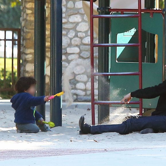 Olivier Martinez s'amuse avec son fils Maceo Martinez dans un parc à Los Angeles, le 31 décembre 2015.