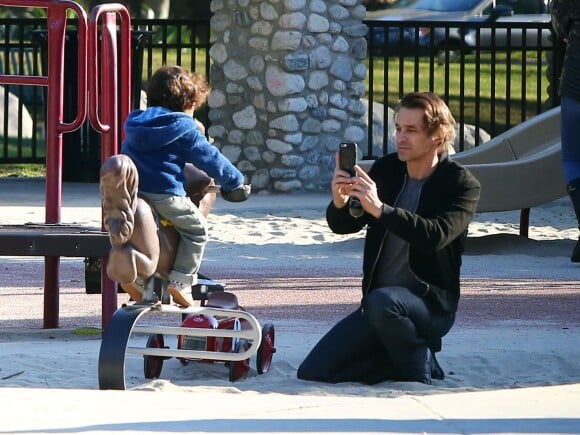 Olivier Martinez prend en photo son fils Maceo Martinez dans un parc à Los Angeles, le 31 décembre 2015.