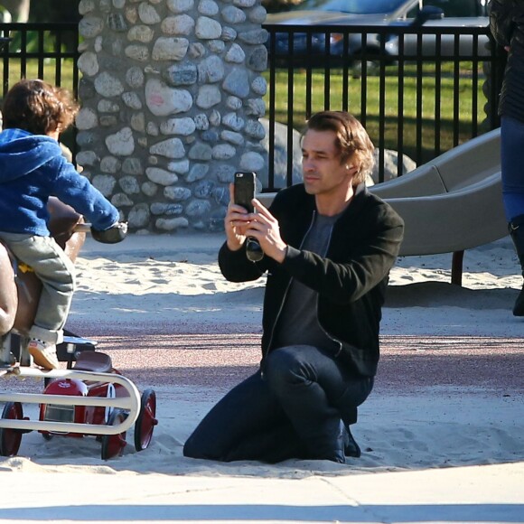 Olivier Martinez prend en photo son fils Maceo Martinez dans un parc à Los Angeles, le 31 décembre 2015.