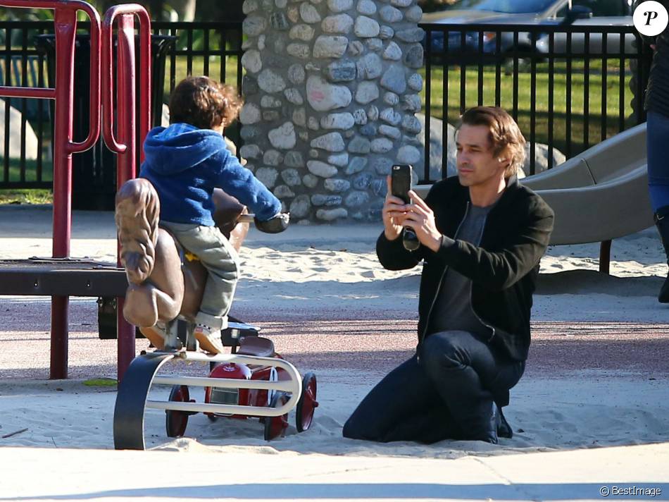 Olivier Martinez prend en photo son fils Maceo Martinez dans un parc à Los Angeles, le 31
