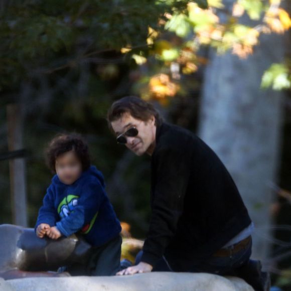 Olivier Martinez s'amuse avec son fils Maceo Martinez dans un parc à Los Angeles, le 31 décembre 2015.