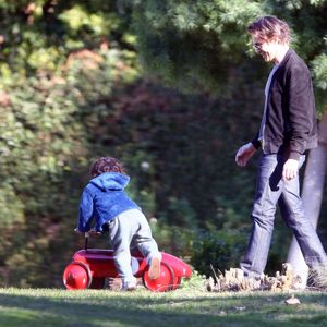 Olivier Martinez s'amuse avec son fils Maceo Martinez dans un parc à Los Angeles, le 31 décembre 2015.