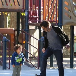 Olivier Martinez s'amuse avec son fils Maceo Martinez dans un parc à Los Angeles, le 31 décembre 2015.