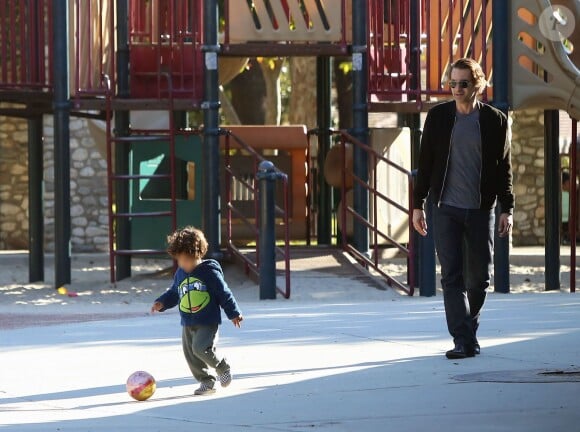 Olivier Martinez s'éclate avec son fils Maceo dans un parc à Los Angeles, le 31 décembre 2015.