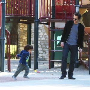 Olivier Martinez s'amuse avec son fils Maceo Martinez dans un parc à Los Angeles, le 31 décembre 2015.