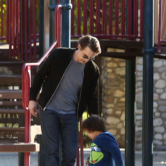 Olivier Martinez s'amuse avec son fils Maceo Martinez dans un parc à Los Angeles, le 31 décembre 2015.