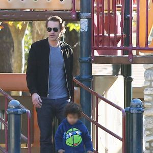 Olivier Martinez s'amuse avec son fils Maceo Martinez dans un parc à Los Angeles, le 31 décembre 2015.
