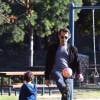 Olivier Martinez s'amuse avec son fils Maceo Martinez dans un parc à Los Angeles, le 31 décembre 2015.