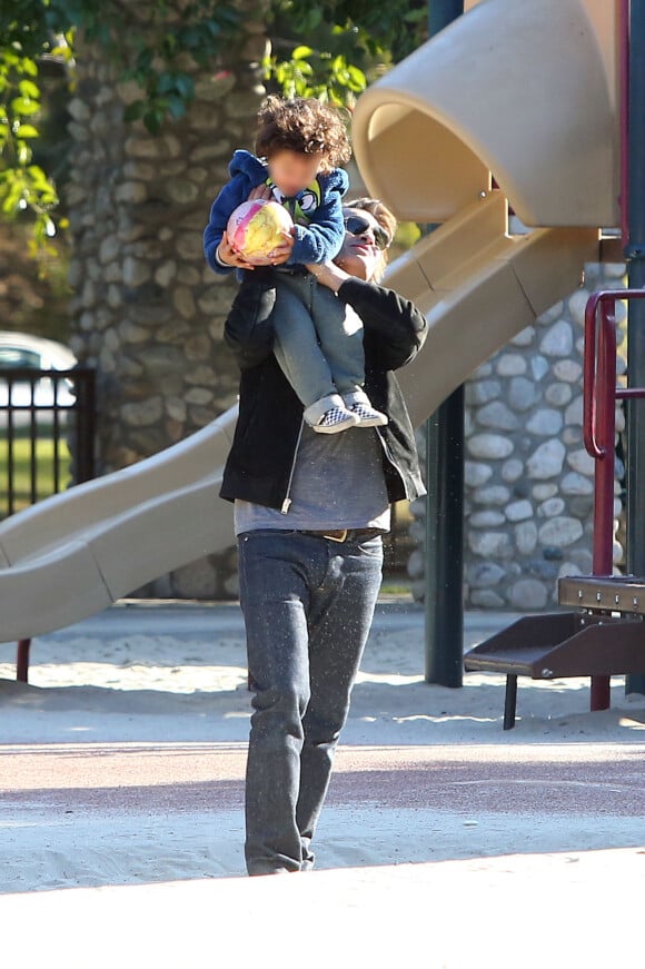 Olivier Martinez avec son fils Maceo dans un parc à Los Angeles, le 31 décembre 2015.