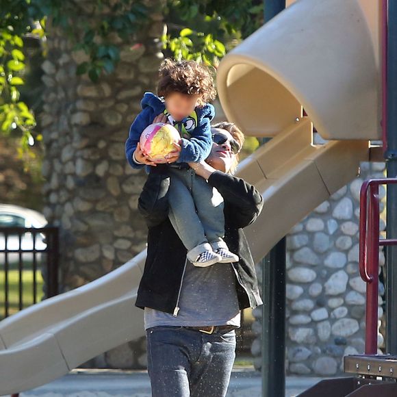 Olivier Martinez avec son fils Maceo dans un parc à Los Angeles, le 31 décembre 2015.